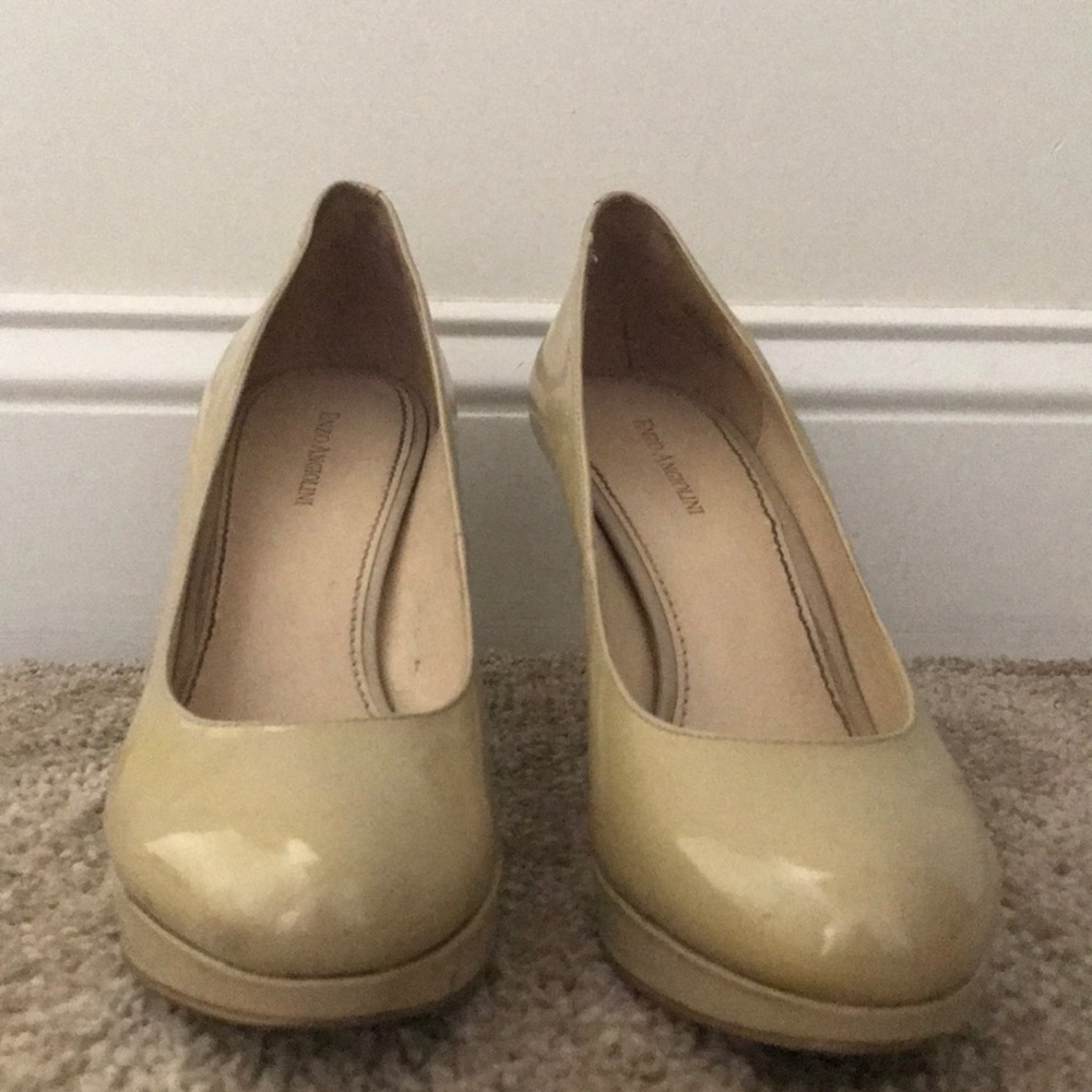 Nude patent leather pumps